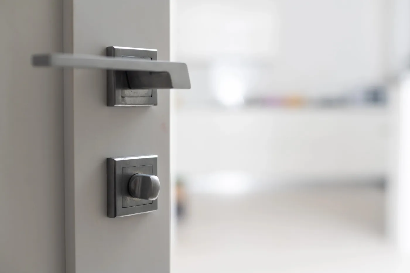 Réglage d'une gâche de serrure sur une porte d'entrée à Boulogne-Billancourt (Hauts-de-Seine)